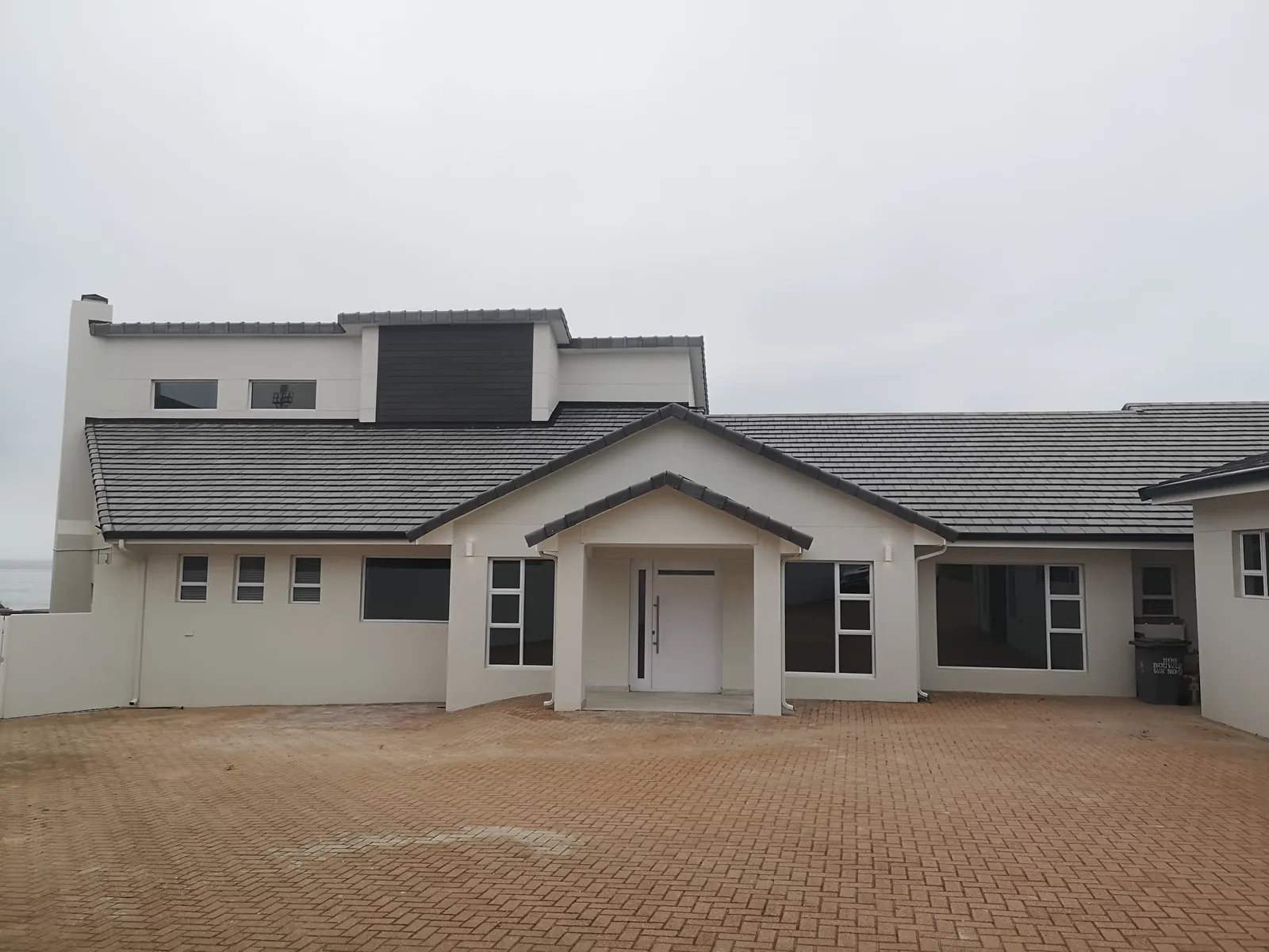 House Bob Bouwer finished: new front entrance, windows and roof line