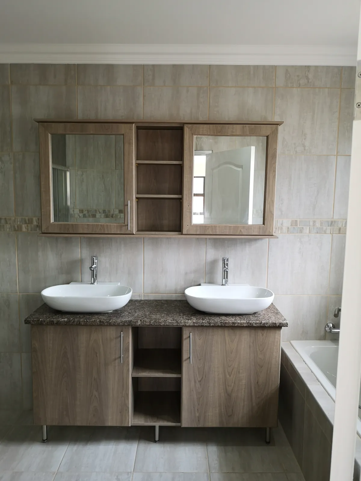 En-suite with double basins and mirror cabinets