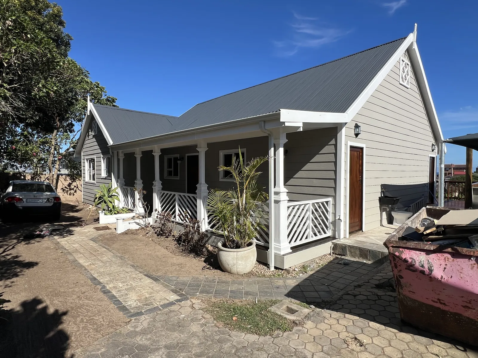 Freshly painted exterior, trims and veranda in Tergniet
