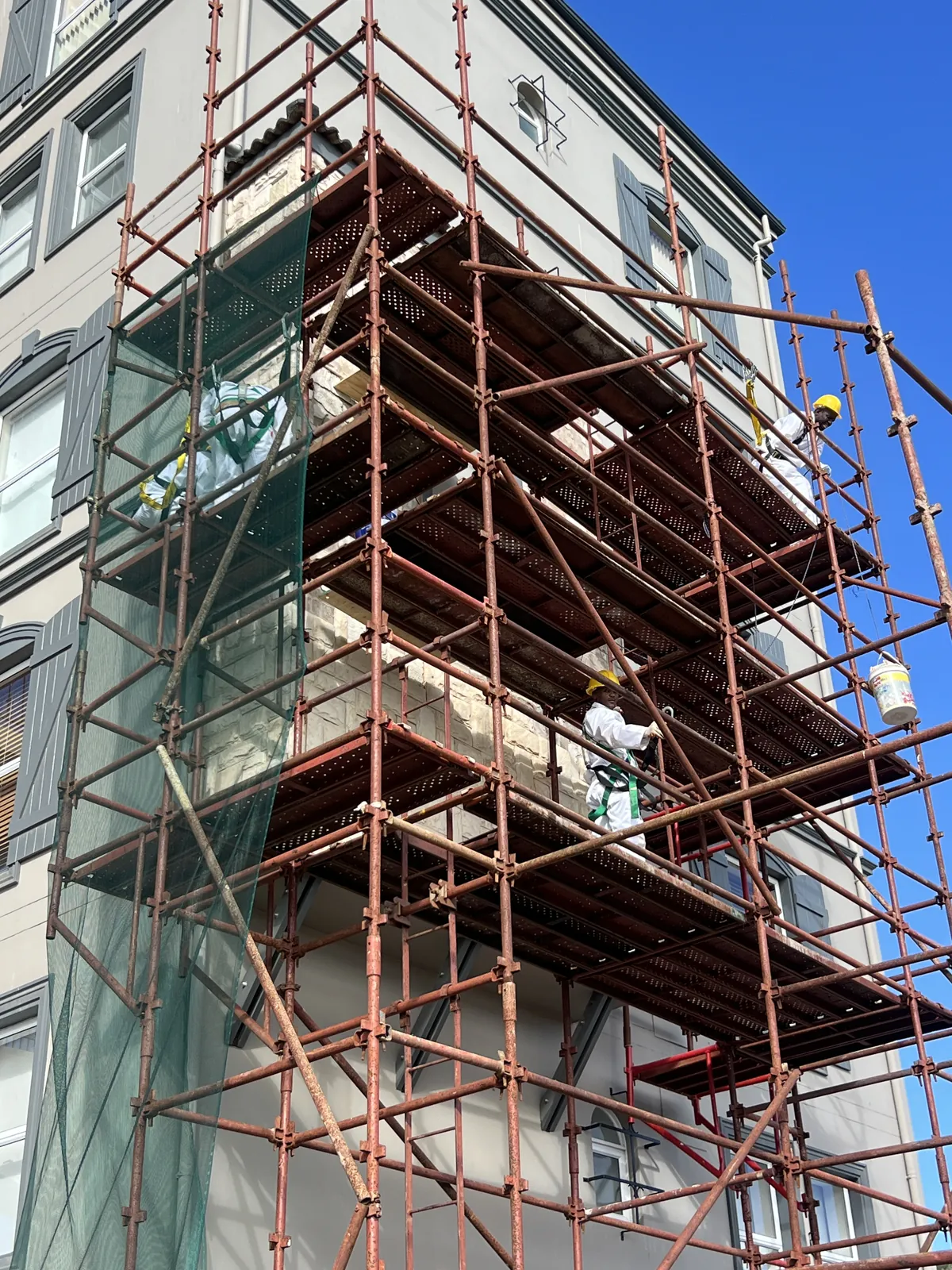 Removing the loose cladding, with the team in safety harnesses